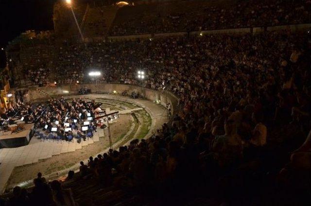 Efes Antik Tiyatro’da Muhteşem Kapanış