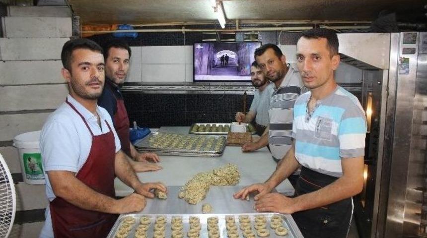 Bayramlık Kahke Ve Gerebi&ccedil;ler Tezgahlarda