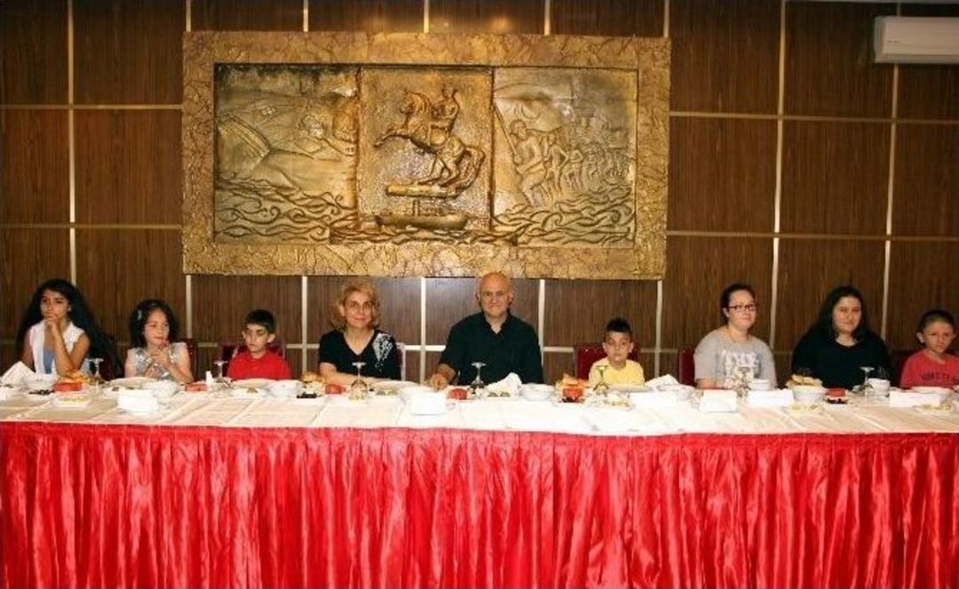 L&ouml;semiyi Yenen Minik Y&uuml;rekler Protokol Masasında