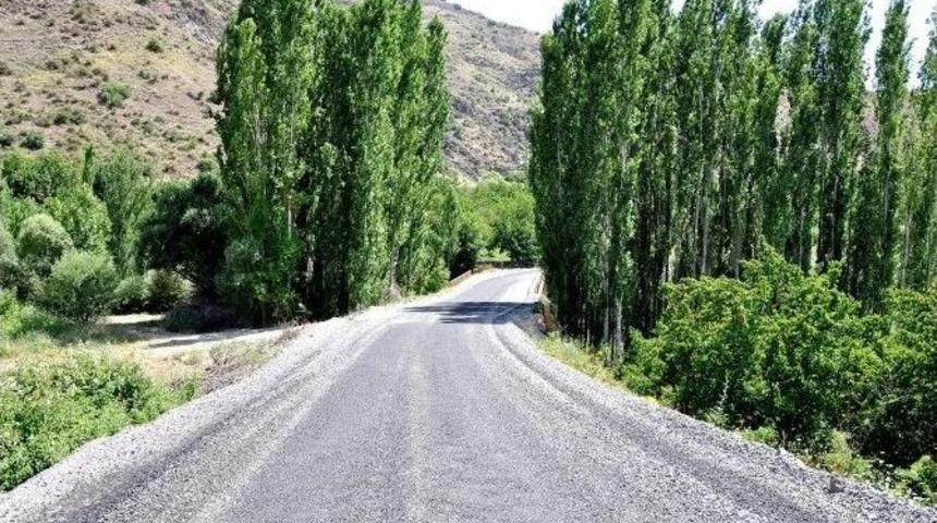 14 Mahallede Yol &Ccedil;alışması Yapılıyor