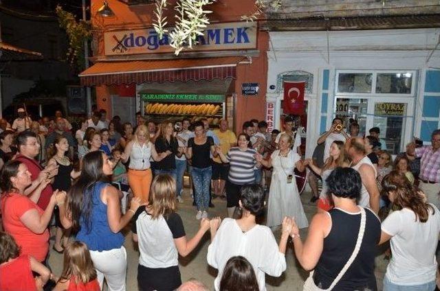 Tarihi Yeni Foça Çarşısı’nda Müzik Akşamı