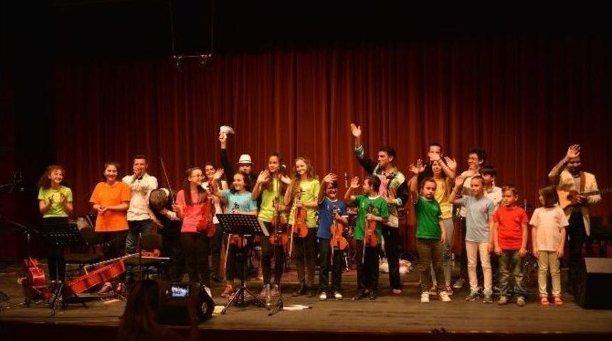 Latin R&uuml;zgarı İki Elin Sesi Var İle Esti