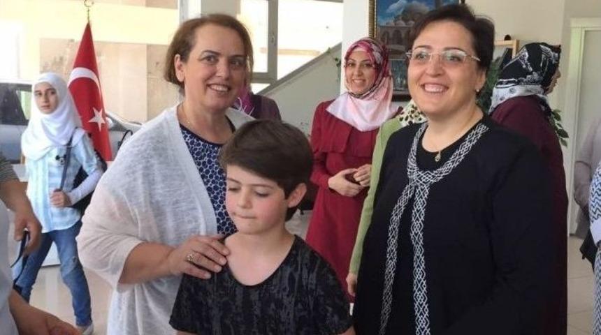 Ak Parti Kadınlar Yetim Çocukları Giydirdi