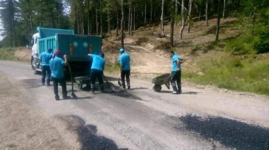 Demirci G&ouml;rdes Arasındaki Yolda Yama &Ccedil;alışması