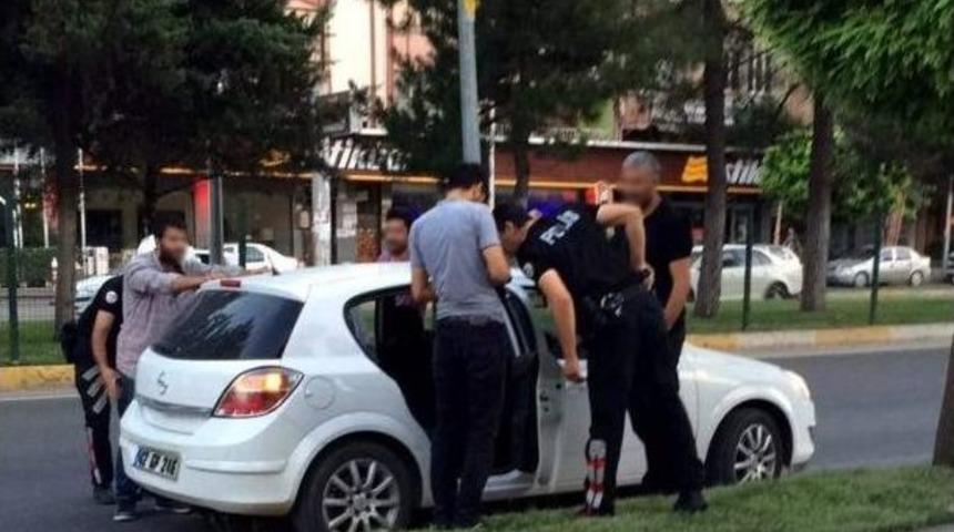 Ş&uuml;pheli Otomobil Polis Ekiplerini Harekete Ge&ccedil;irdi