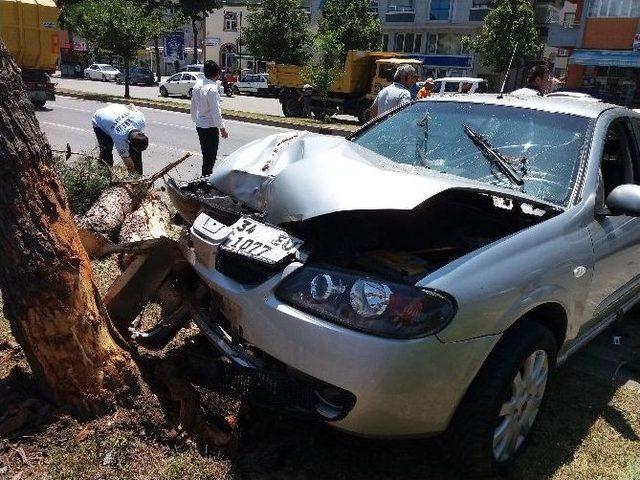 Otomobil Ağaca Çarptı: 2 Yaralı