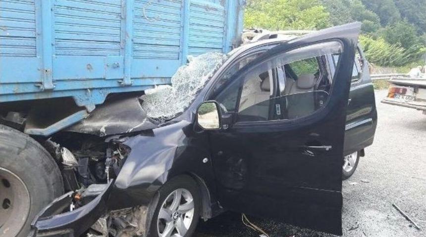 Kamyonet Park Halindeki Kamyona &Ccedil;arptı: 1 Yaralı