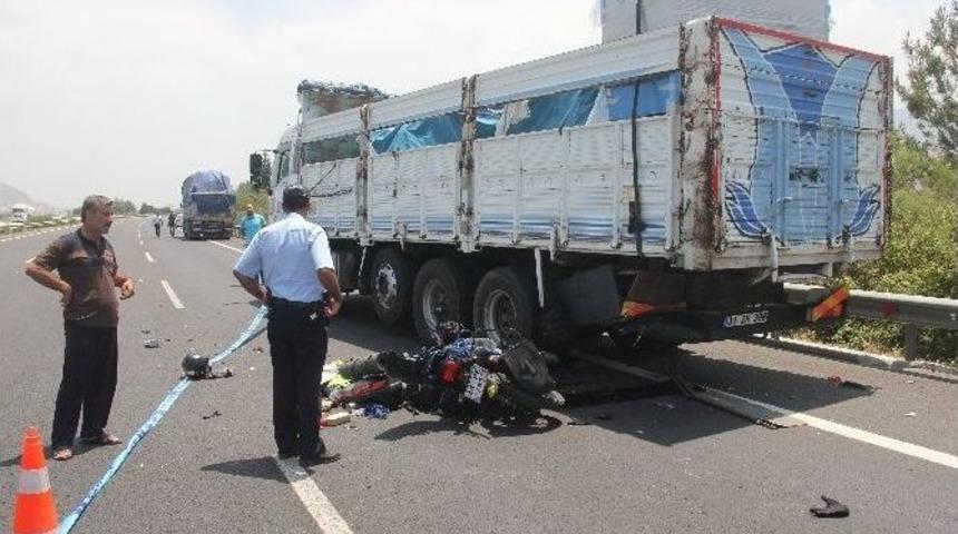 Kamyona &Ccedil;arpan Motosiklet S&uuml;r&uuml;c&uuml;s&uuml; &Ouml;ld&uuml;