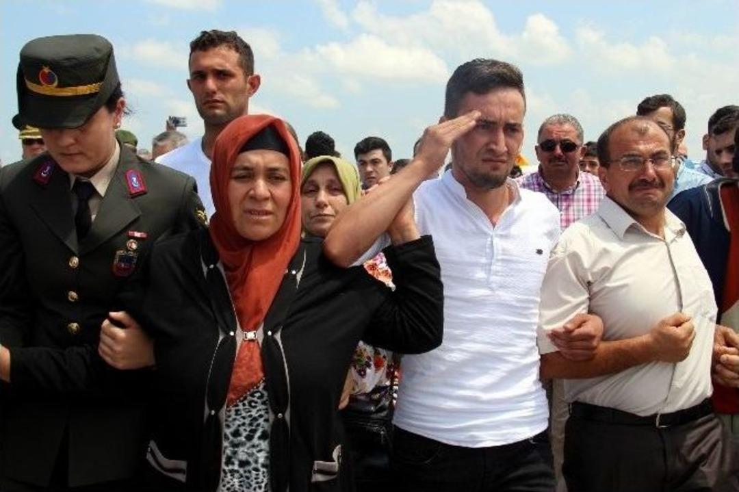 Şehit Annesi: "kerimler T&uuml;kenmez Oğlum. G&uuml;lerek G&ouml;nderdim, Ağlamayacağım"
