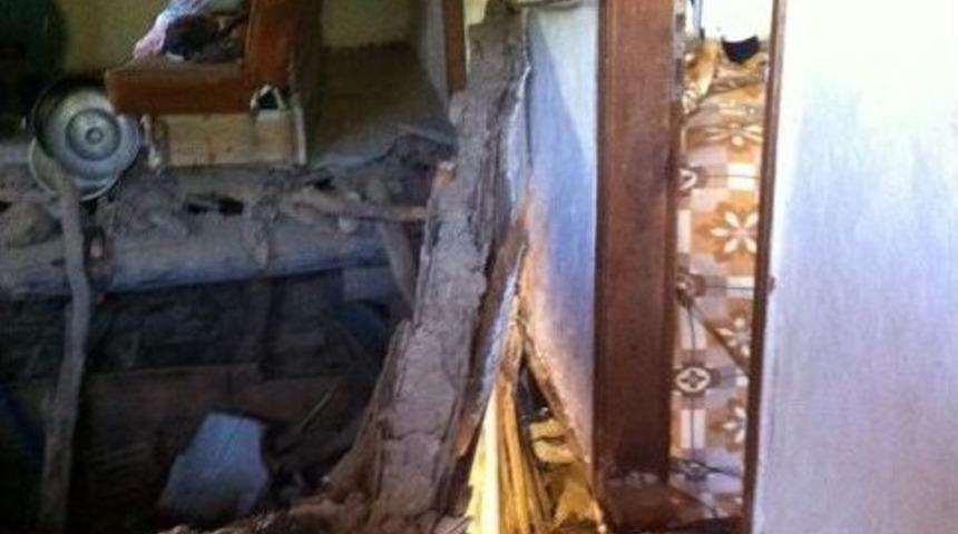 İki Katlı K&ouml;y Evi &Ccedil;&ouml;kt&uuml;: 4 Yaralı