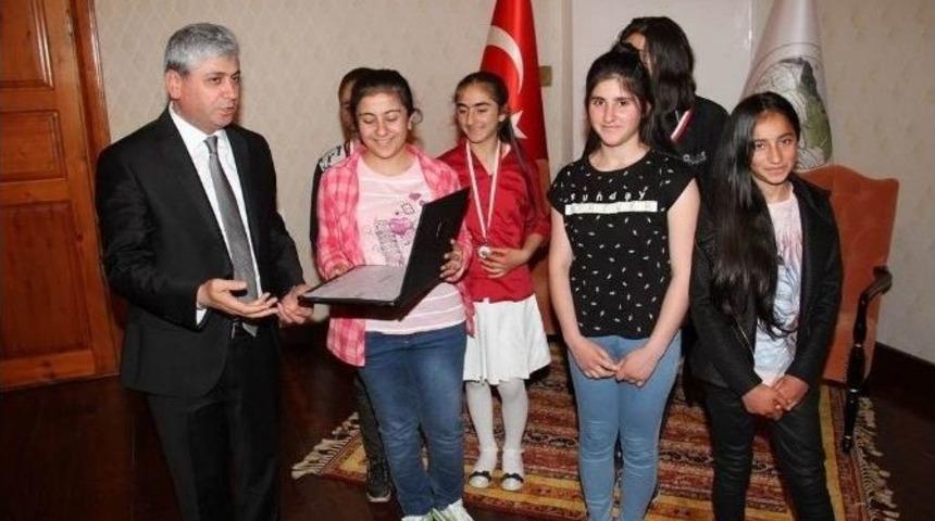 Kars Valisi Rahmi Doğan Başarılı &Ouml;ğrencileri Kabul Etti