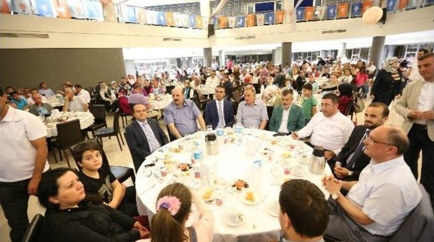 Ak Partililer Vefa İftarında Salona Sığmadı