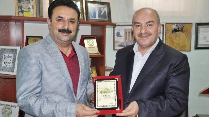 Başkan Solgun&rsquo;dan Ak Partili Erg&uuml;n&rsquo;e Plaket