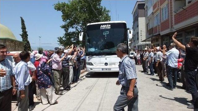 Burhaniye’de Ramazan Umrecilerine Coşkulu Uğurlama