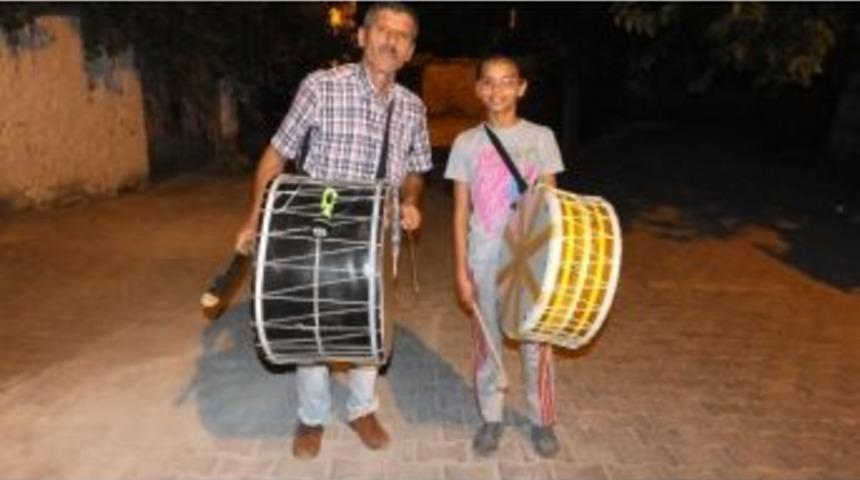 Burhaniye&rsquo;de Baba Kız Ramazan Davulculuğu Yapıyor