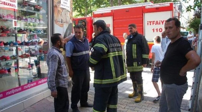 &Ccedil;atı Katında &Ccedil;ıkan Yangın Paniğe Neden Oldu