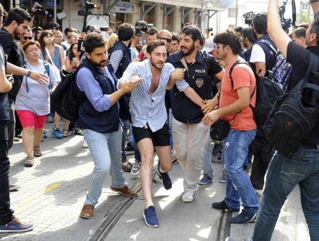 İstiklal Caddesi&rsquo;nde Lgbt&rsquo;li Gruba M&uuml;dahale