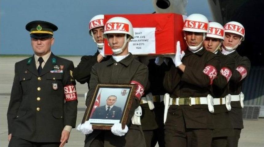 Rizeli Şehit Emrah Aytemiz&rsquo;in Cenazesi Askeri U&ccedil;akla Trabzon&rsquo;a Getirildi