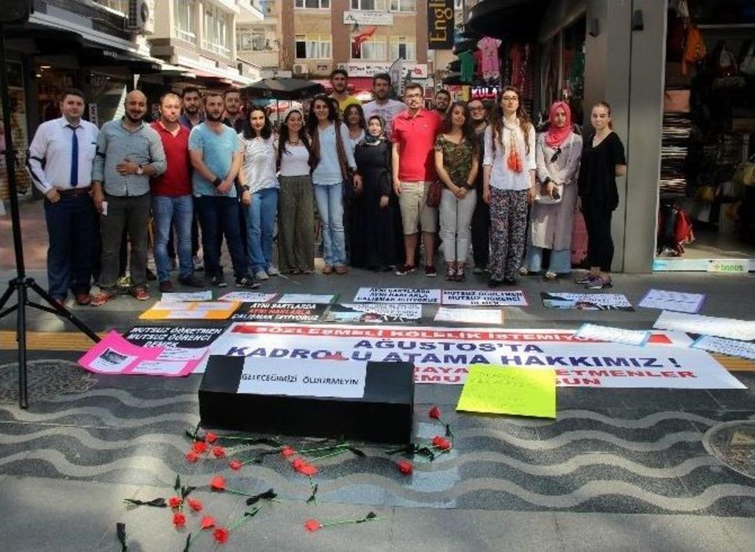 &Ouml;ğretmen Adaylarından Tabutlu Eylem