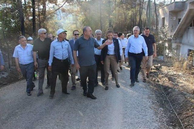 Bakan Çavuşoğlu Kumluca’da Yangından Zarar Gören Vatandaşlarla Bir Araya Geldi