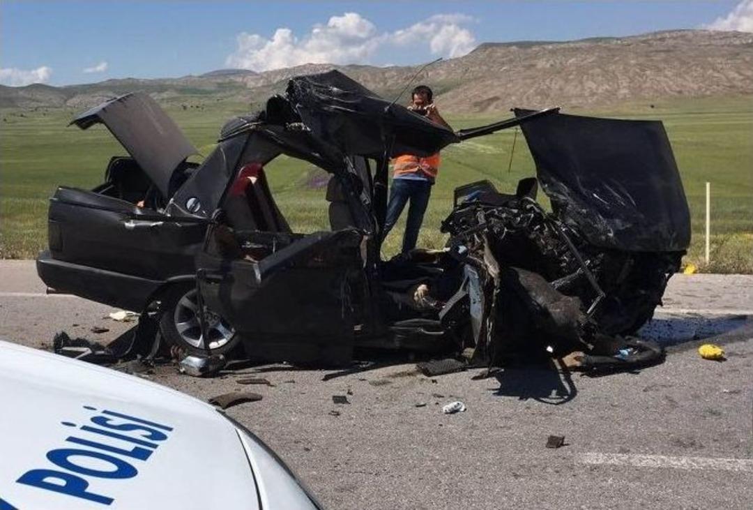 Sivas&rsquo;ta Tır İle Otomobil &Ccedil;arpıştı: 2 &Ouml;l&uuml;, 3 Yaralı