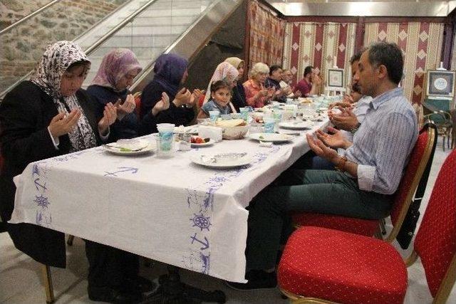 Bursalı Sanatçılar İftarda Bir Araya Geldi