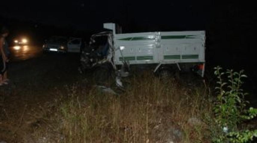 İki Kamyonet &Ccedil;arpıştı; 1 Yaralı