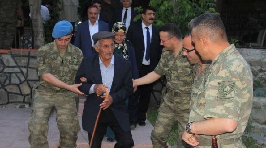 Hakkari Dağ Ve Komando Tugay Komutanlığı, Şehit Ve Gazi Yakınlarına İftar Yemeği Verdi