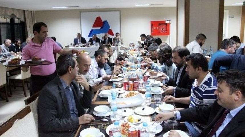 Ağrı İbrahim &Ccedil;e&ccedil;en &Uuml;niversitesi Rekt&ouml;r&uuml; Prof. Dr. İrfan Aslan Gazetecilerle İftar Yemeğinde Bir Araya Geldi