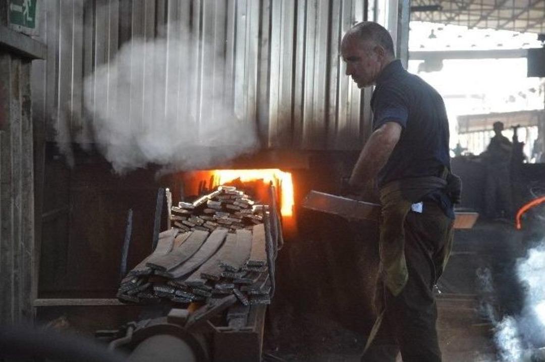 (&ouml;zel Haber) Ekmeklerini Ateşten &Ccedil;ıkartıyorlar