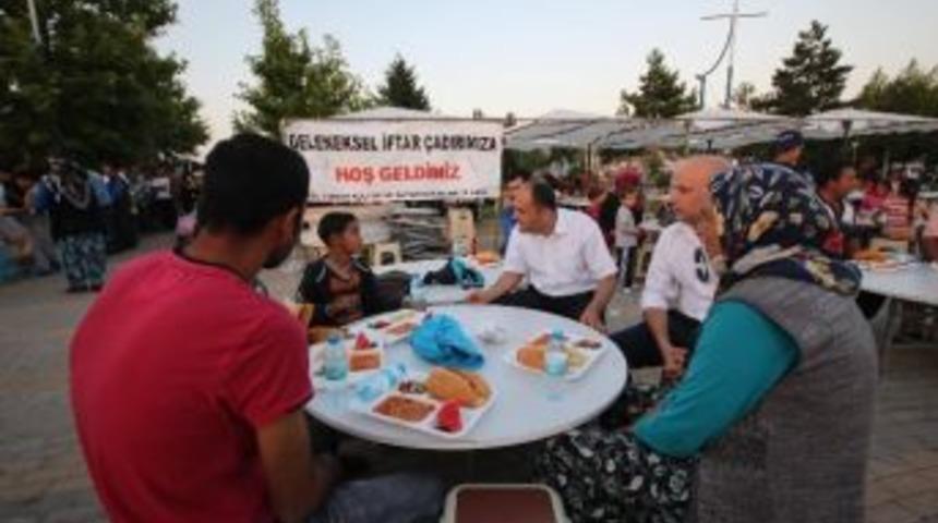 Başkan &Ouml;zaltun, İftar &Ccedil;adırında Vatandaşlarla Buluştu