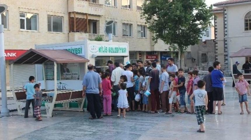 &Ccedil;orba Ekmek Dağıtımı İftar Saatinde Yapılıyor