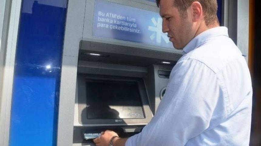 Atm&rsquo;de Unutulan 500 Tl&rsquo;yi Polise Teslim Etti