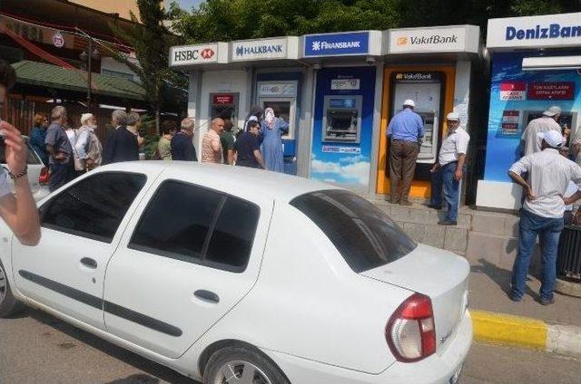 Atm’de Unutulan 500 Tl’yi Polise Teslim Etti