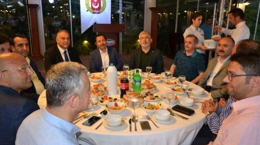 Gazeteciler Protokole İftar Verdi