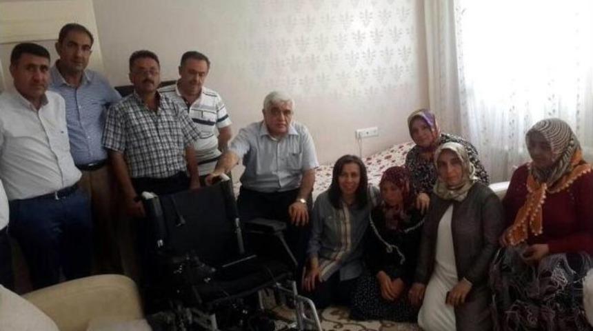 Milletvekili D&uuml;lger, Tekerlekli Sandalye Dağıttı