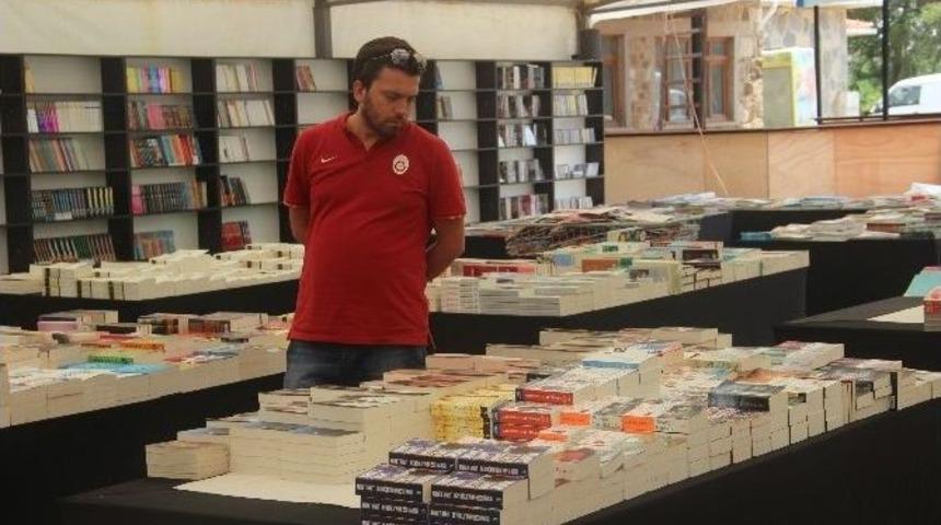 Kitap Fuarı Turistlerin İlgi Odağı Oldu