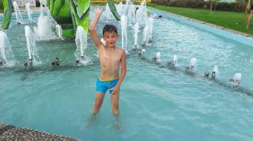 Sıcaktan Bunalan &Ccedil;ocuklar S&uuml;s Havuzunda Serinledi