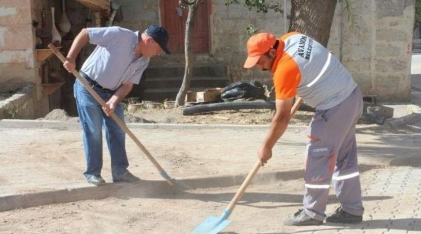 Belediye Başkanı Belediye Personelleri İle &Ccedil;arşıyı Yıkadı