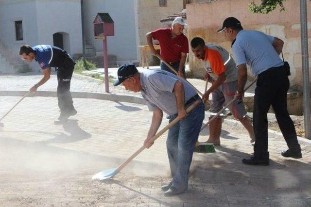 Belediye Başkanı Belediye Personelleri İle Çarşıyı Yıkadı