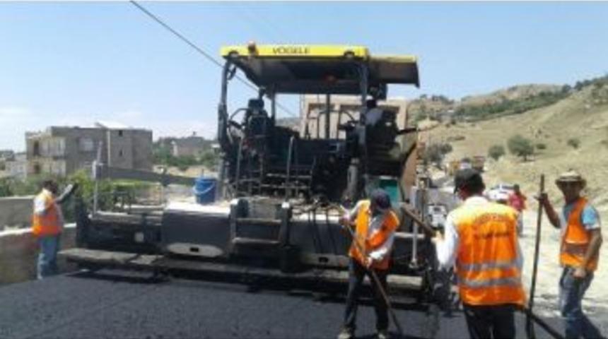 Dicle&rsquo;nin Mahalle Yollarında Sıcak Asfalt &Ccedil;alışması