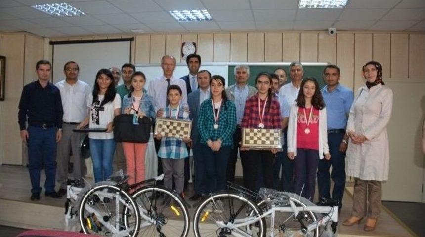 &rsquo;&ouml;ğrenciler Ab&rsquo;yi &Ouml;ğreniyor&rsquo; Yarışmalarında Dereceye Giren &Ouml;d&uuml;llendirildi