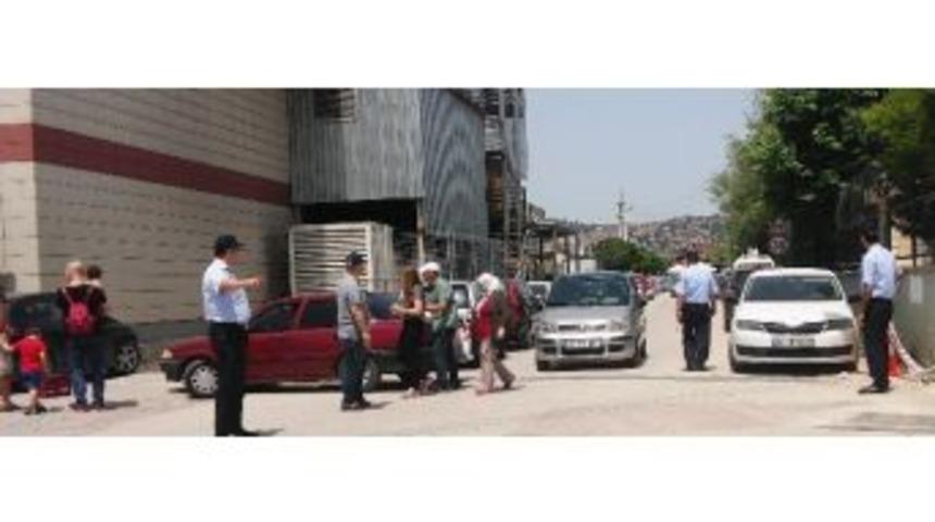 İzmit Zabıtası, &Ouml;ğrencilere Yardımcı Oldu