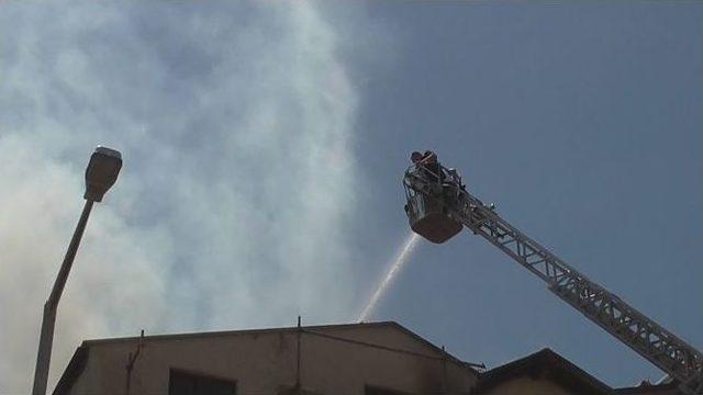 Beyşehir&rsquo;de &Ccedil;atı Yangınını İtfaiye S&ouml;nd&uuml;rd&uuml; 1