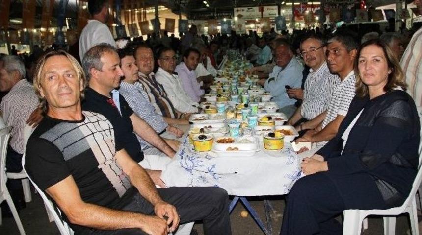 Ak Parti İl&ccedil;e Teşkilatı İftar Programı D&uuml;zenledi