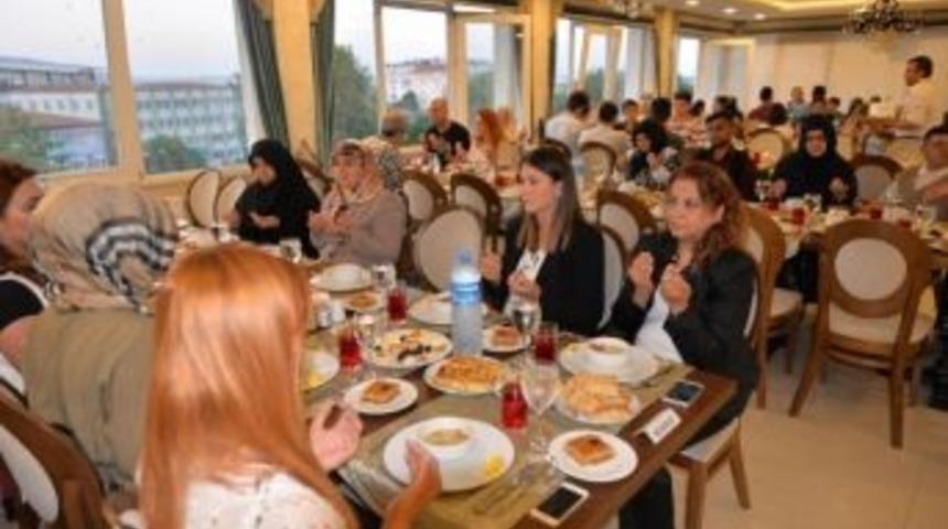 Vali Eşi M&uuml;nevver Nayir, Ms Hastalarının İftar Programına Katıldı