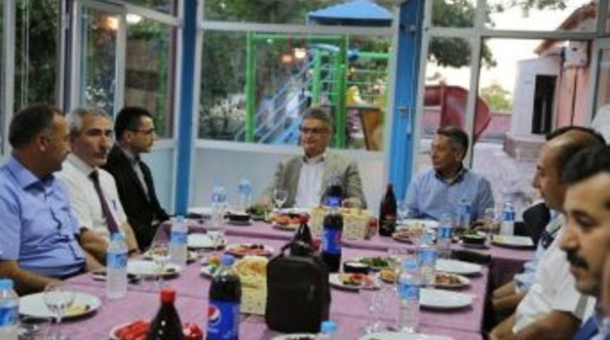 Vali Aykut Pekmez, İl Genel Meclis &Uuml;yeleriyle İftarda Buluştu