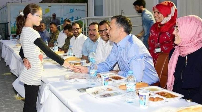 Vali Yerlikaya Nizip&rsquo;te Suriyeli Misafirlerle İftar A&ccedil;tı