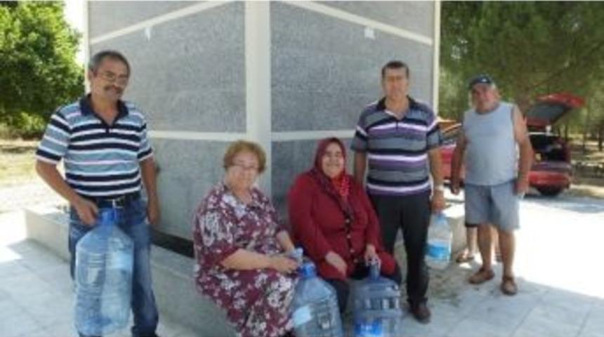 D&uuml;d&uuml;kl&uuml; Suyu Kesilince Vatandaş Kırlardaki &Ccedil;eşmelere Koştu