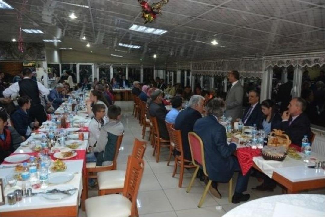 Başkan K&ouml;ksoy, Şehit Yakınları, Gaziler Ve Yetim &Ccedil;ocuklar Onuruna İftar Yemeği Verdi